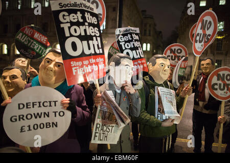 Londres, Royaume-Uni. 2 Décembre, 2014. Manifestation organisée par l'Assemblée du peuple avant l'automne du chancelier, Déclaration de Downing Street, Whitehall, Londres, UK 07 décembre 2014 Des dizaines de manifestants habillés comme George Osborne' desecend de Downing Street sur l'avant du Chancelier de l'automne de l'Exhcheckr Déclaration concernant les mesures d'austérité du Royaume-Uni. Crédit : Jeff Gilbert/Alamy Live News Banque D'Images