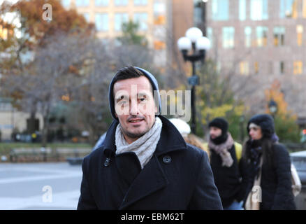 Manhattan New York USA - Jeune homme portant un chapeau chaud par temps froid Washington Square Banque D'Images