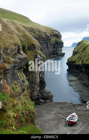 Un bateau dans le port naturel de Gjógv, Esturoy Island, Îles Féroé Banque D'Images