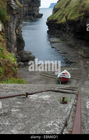 Un bateau dans le port naturel de Gjógv, Esturoy Island, Îles Féroé Banque D'Images