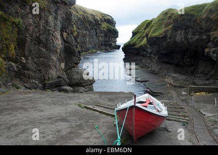 Un bateau dans le port naturel de Gjógv, Esturoy Island, Îles Féroé Banque D'Images