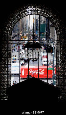 Manhattan New York USA Novembre 2014 - voir hors de fenêtre d'un camion Coca Cola New York Public Library dans la Cinquième Avenue Banque D'Images