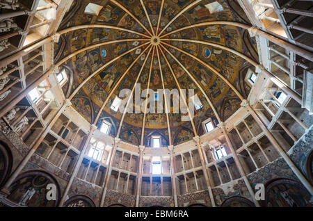Parma, fresques peintures et sculptures dans le baptistère de la basilique cathédrale Banque D'Images