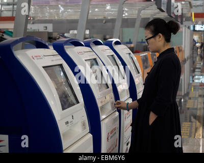 L'enregistrement automatique dans les kiosques à Xi'an Xianyang International Airport Terminal 3 départs, Xian, Chine Banque D'Images