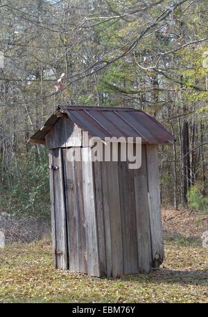 Vieux bois outhouse in rural South Carolina, USA. Banque D'Images