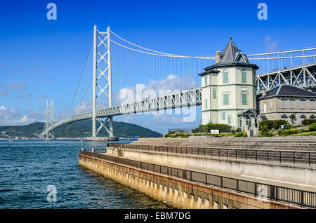Kobe, Japon à Akashi Kaikyo Bridge enjambant la Mer Intérieure de Seto à Awaji Island.