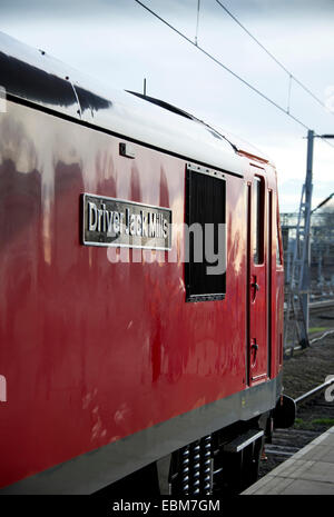 Crewe, Royaume-Uni. 2 Décembre, 2014. Quelque 51 ans après l'événement un fret a été nommé 'Driver Jack Mills'. La cérémonie a eu lieu à la gare de Crewe, le 2 décembre 2014. La locomotive se trouve à Crewe plein sud, vue que ce pilote Jack Mills et Secondman David Whitby aurait connu dans la nuit fatidique du 8 août 1963, lorsque leur train, le Postal Jusqu'entre Glasgow et Londres Euston, a été interrompu par un signal rouge feinte près de Cheddington dans le Buckinghamshire et volé de plus de £2.5Million. Pithie Crédit : Fraser/Alamy Live News Banque D'Images