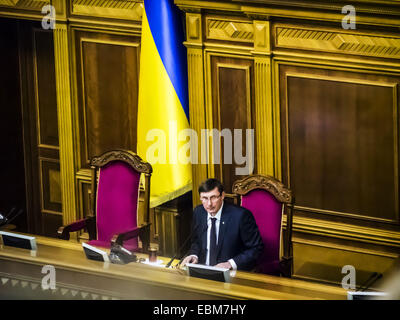 Kiev, Ukraine. 2 Décembre, 2014. Le chef du Bloc Iury Loutsenko Poroshenko la tenue d'une réunion de la majorité parlementaire. 2 Décembre, 2014. -- Verkhovna Rada de l'Ukraine a adopté le nouveau gouvernement. Une mise à jour du Cabinet ont voté 288 députés. Parmi les nouveaux ministres - trois étrangers décret qui a obtenu la citoyenneté ukrainienne Porochenko. Crédit : Igor Golovniov/ZUMA/Alamy Fil Live News Banque D'Images