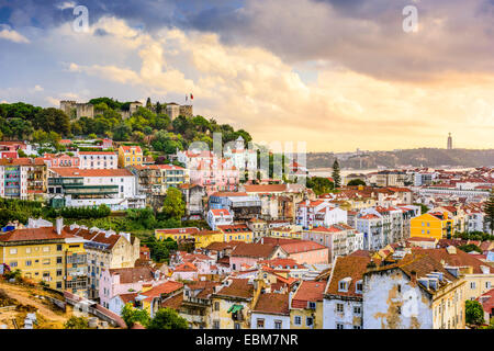 Lisbonne, Portugal skyline at Château Sao Jorge au crépuscule. Banque D'Images