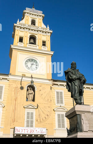 Parme, la place Garibaldi avec le palais du gouverneur et garibaldi monument Banque D'Images