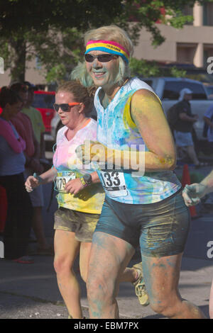 Les coureuses éclaboussés de teintures colorées s'exécuter en l'heureux Asheville Color Run Banque D'Images