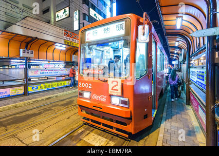 Les passagers du tramway amerrit à Hakodate, Hokkaido, Japon. Banque D'Images