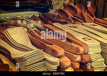 Groupe d'objets en bois, traditionnel roumain. Numérique de l'image manipulée sous la forme de vieilles photos. Banque D'Images