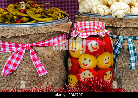 Différents types de cornichons qui symbolise visages heureux, préparé en grandes jarres. Spécifiques à la région de Maramures, Roumanie. Banque D'Images