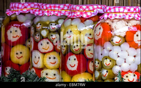 Différents types de cornichons qui symbolise visages heureux, préparé en grandes jarres. Spécifiques à la région de Maramures, Roumanie. Banque D'Images