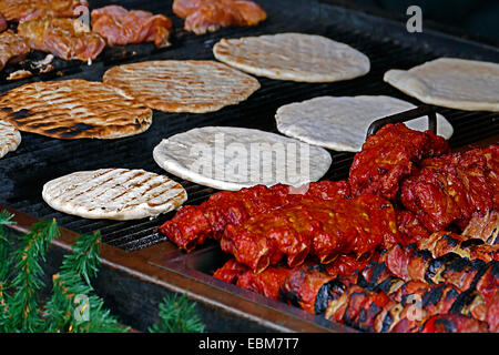 Rond plat pain, viande de porc, de poulet et brochettes, cuites sur le grill. Banque D'Images