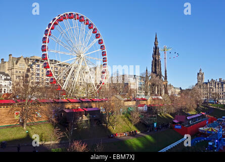 Edinburgh 2014 Marché de Noël dans les jardins de Princes Street Edinburgh Scotland avec la Grande Roue Scott Monument et Star Flyer Banque D'Images