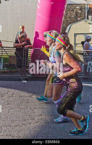 Les femmes éclaboussés de teintures colorées de cou courir ensemble dans le cou l'avion Asheville 5K Color Run Banque D'Images