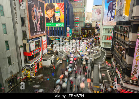 OSAKA, JAPON - 30 avril 2014 : promenade à travers le pont à Osaka Dotonbori pendant la Golden Week. Banque D'Images