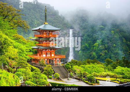 Nachi, le Japon à la pagode de Seigantoji et Nachi no Taki waterfall. Banque D'Images