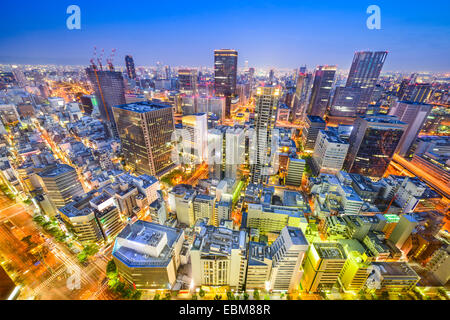 Osaka, Japon cityscape vue aérienne du quartier Umeda dans. Banque D'Images