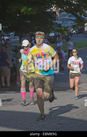 Coureurs éclaboussés de teintures colorées dans la course l'heureux Asheville 5K Color Run Banque D'Images