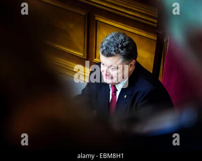 Kiev, Ukraine. 2 Décembre, 2014. Le président Petro Poroshenko -- Verkhovna Rada de l'Ukraine a adopté le nouveau gouvernement. Une mise à jour du Cabinet ont voté 288 députés. Parmi les nouveaux ministres - trois étrangers décret qui a obtenu la citoyenneté ukrainienne Porochenko. En tant que chef du ministère des Finances nommés un citoyen américain d'origine Ukrainienne Natalia Yaresko, ministre du Développement économique est devenu le Lituanien Aivaras Abromavicius, et le ministre de la santé - un citoyen géorgien Alexander Kvitashvili. Banque D'Images