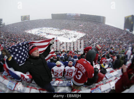 1 janvier, 2014 - Ann Arbor, Michigan, États-Unis - NATE HAMEL, braves conditions sévères au stade du Michigan, pour regarder les Maple Leafs de Toronto a battu les Red Wings de Detroit 3-2, jouer à l'extérieur dans la neige à 2014 Winter Classic de la LNH. Un record de la LNH 105 491 fanatiques de hockey présents. (Crédit Image : © Mandi Wright/Detroit Free Press/ZUMAPRESS.com) Banque D'Images