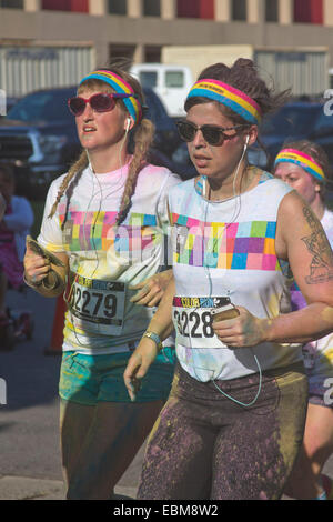 Les coureuses éclaboussés de teintures colorées s'exécuter en l'heureux Asheville Color Run Banque D'Images