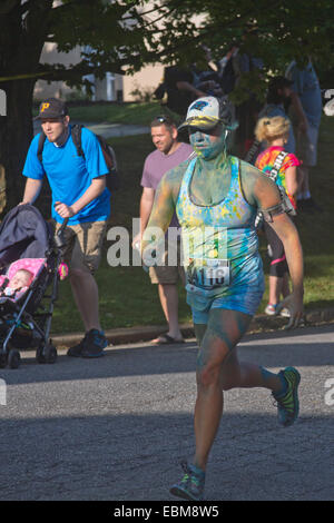 Asheville, Caroline du Nord, États-Unis - 26 juillet 2014 : femme trempée dans des teintures colorées court dans la course Asheville Color Run Race Banque D'Images