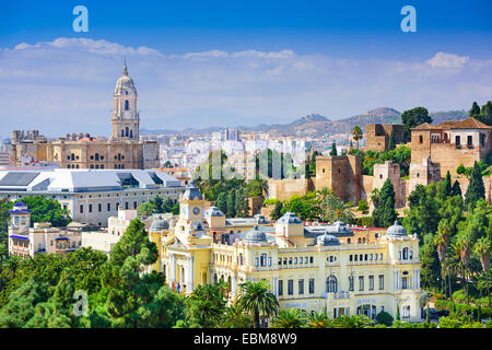 Malaga, Espagne cityscape à la Cathédrale, l'Hôtel de ville et citadelle Alcazaba de Málaga. Banque D'Images