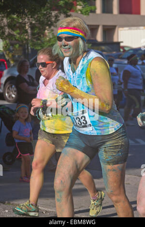 Asheville, Caroline du Nord, USA - Le 26 juillet 2014 : Les femmes baignées de teintures colorées run dans la couleur à une course d'Asheville Banque D'Images