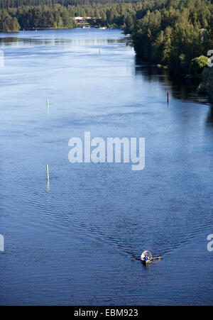 Vue aérienne d'un homme qui avale un barque / skiff / canot à la rivière Leppävirta , Finlande Banque D'Images