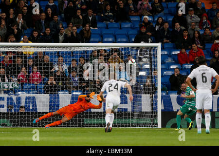 Madrid, Espagne. 09Th Nov, 2014. La Copa del Rey espagnol de football. Real Madrid contre UE Cornellà. Fernando Pacheco Flores gardien du Real Madrid face au tir de crédit : Cornella Plus Sport Action/Alamy Live News Banque D'Images