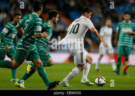 Madrid, Espagne. 09Th Nov, 2014. La Copa del Rey espagnol de football. Real Madrid contre UE Cornellà. 10 James Rodriguez de terrain du Real Madrid est tiré vers l'arrière de sa course : Action Crédit Plus Sport/Alamy Live News Banque D'Images