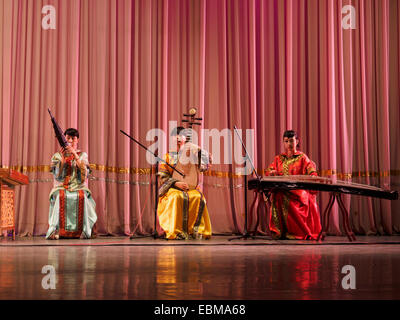 Musicien jouant des instruments traditionnels au cours d'un opéra chinois de la dynastie Tang Banque D'Images