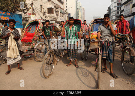 Les conducteurs de pousse-pousse à Dhaka, au Bangladesh. La ville compte environ 400 000 pousse-pousse. Banque D'Images