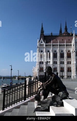 Photo verticale d'une statue d'Attila Jozsef près de bâtiment du Parlement européen à Budapest Hongrie Banque D'Images