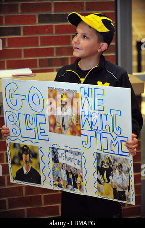 Ann Arbor, MI, USA. 2 Décembre, 2014. Samuel Struppa porté cette ''Nous voulons que Jim'' signer avec lui pour le match de basket-ball du Michigan le déc 2, 2014. Entraîneur Brady Hoke a été tiré peu avant par le directeur sportif Jim Hackett. Jim Harbaugh est en haut de la liste de souhaits à Ann Arbor pour le prochain entraîneur de football. © Mark Bialek/ZUMA/Alamy Fil Live News Banque D'Images