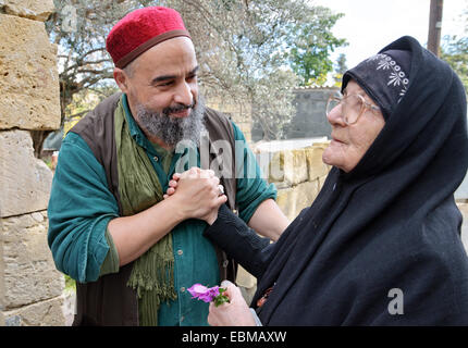 Le cheikh Farhat du Canada et d'Alife Yashlavskaya, gardien des Tatars khanqah dans Eupatoria, l'Ukraine, la visite de Cheikh Nazim Al-Haqqani, Lefke, Banque D'Images