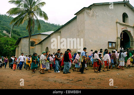 Procession religieuse au cours d'une fiesta mexicaine dans un village de montagne de la Sierra Juarez je Banque D'Images