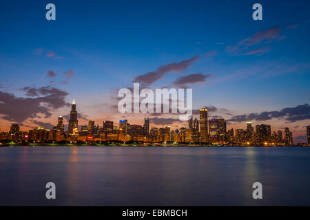 Chicago skyline at night du Planétarium Adler. Banque D'Images