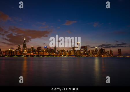 Chicago skyline at night du Planétarium Adler. Banque D'Images