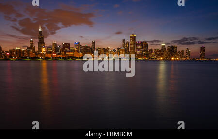 Chicago skyline at night du Planétarium Adler. Banque D'Images