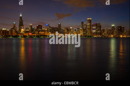 Chicago skyline at night du Planétarium Adler. Banque D'Images