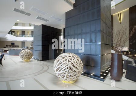 Vue panoramique de nice bâtiment moderne et élégant de l'intérieur du hall Banque D'Images