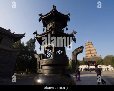 Brûleur d'encens en face de la Grande Pagode de l'Oie Sauvage à la Da Ci'en temple bouddhiste à Xian, Chine Banque D'Images