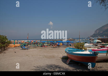 La plage de Vico Equense, près de Sorrente, qui, pour beaucoup, marque le début de la côte amalfitaine. Banque D'Images