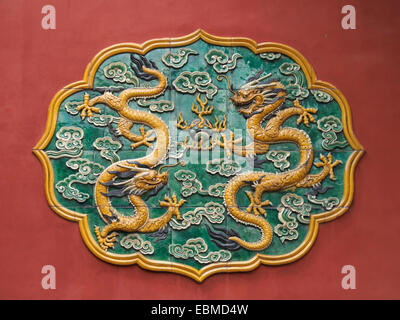 Close-up d'un vitrage décoré de carreaux de céramique avec des dragons à la concubine de logement dans la Cité interdite à Pékin, Chine Banque D'Images