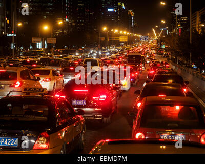 Embouteillage à nuit à Beijing, Chine Banque D'Images